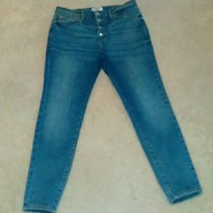 Denizen by Levi's ultra high rise ankle jegging. Barely worn